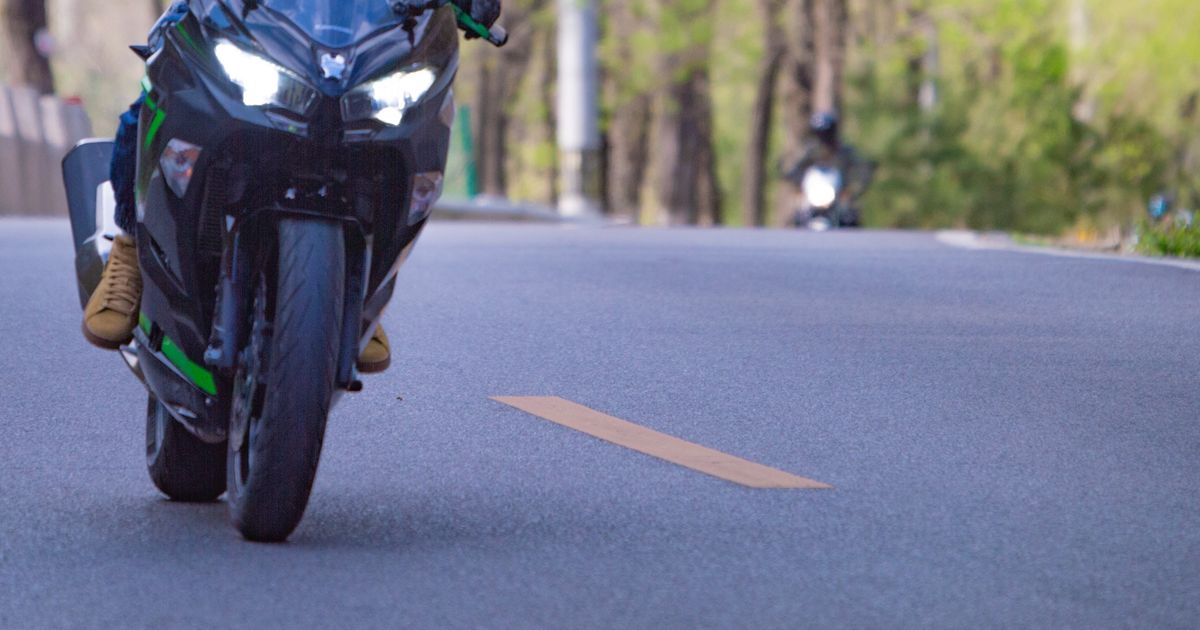 Unf-lle-bei-berholman-vern-Zwei-Motorradfahrer-und-eine-Autofahrerin-verletzt