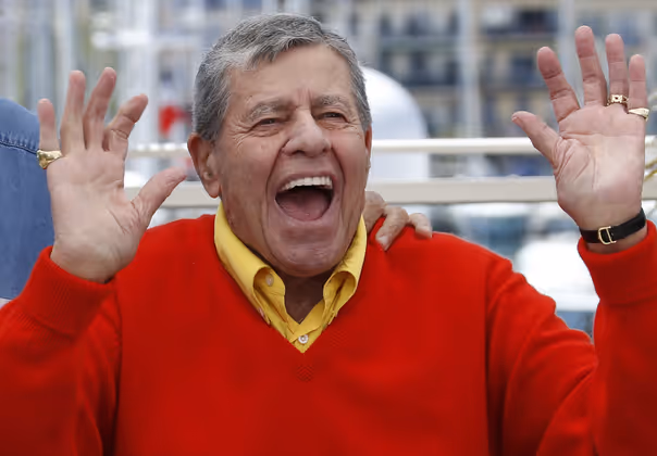 20. August: Jerry Lewis  (✝ 91) | An der Seite von Dean Martin wurde der Komiker, Schauspieler und Entertainer weltberühmt. Seine Karriere fasste Jerry Lewis einst so zusammen: "Ich hatte großen Erfolg damit, ein totaler Idiot zu sein."