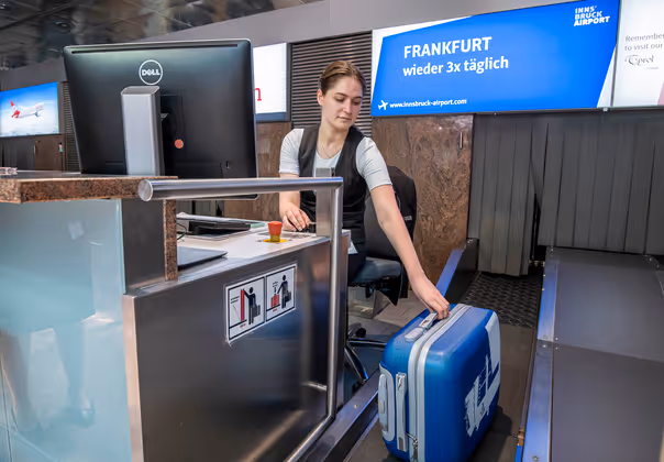 Larissa Mrkonja arbeitet beim Check-In, wo die großen Koffer gewogen und abgegeben werden. „Oft fragen die Kinder, ob sie sich auch abwiegen dürfen. Das können sie natürlich gern machen“, so Larisssa.