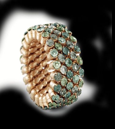 Der Lederrucksack der italienischen Marke Bric’s bringt frische Farbe ins Outfit und wirkt in Kombination mit dem gold-grünen Brevetto-Ring von Serafino Consoli besonders harmonisch. Ring erhältlich bei Juwelier Winkler.