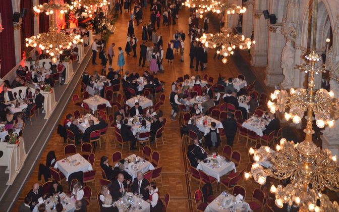 Angeregte Gespräche an den Tischen.