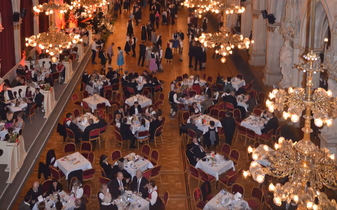 Angeregte Gespräche an den Tischen.