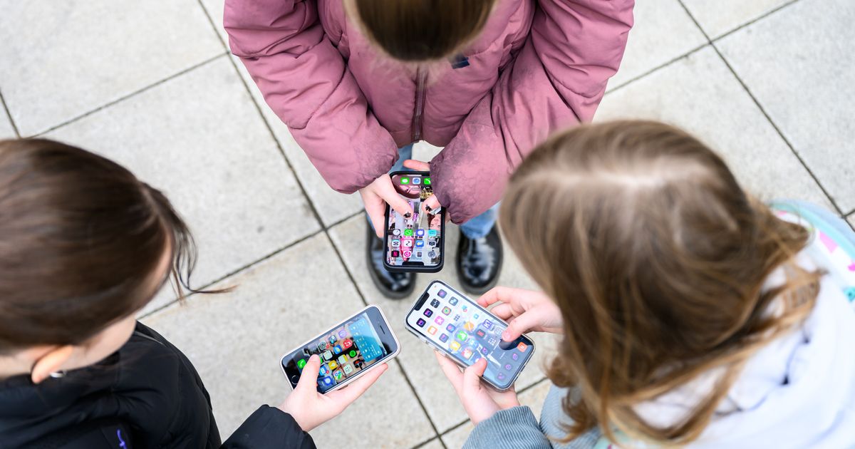 Smartphone-freie-Kindheit-Elterninitiative-fordert-Altersgrenze-f-r-Social-Media