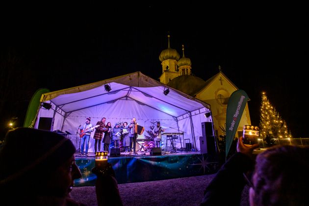 Schlusslied aller noch anwesenden KünstlerInnen.