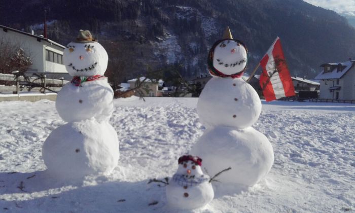 Martin Korb hat in Uderns eine kleine Schneemann-Familie gebaut...