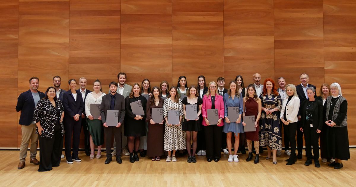 -Ein-starkes-Zeichen-Pflege-Pioniere-feiern-ihren-Abschluss-in-Zams