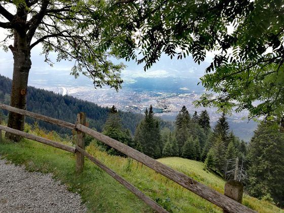 Höttinger Alm mit Blick auf Innsbruck.