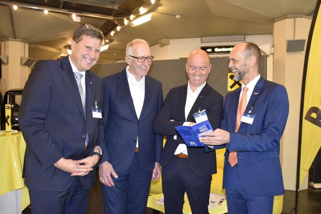 Gut gestimmtes Quartett: die Raiffeisen-Vorstände Thomas Wass, Reinhard Mayr und Christof Splechtna mit „Tiroler“ Franz Mayr (v. l.).