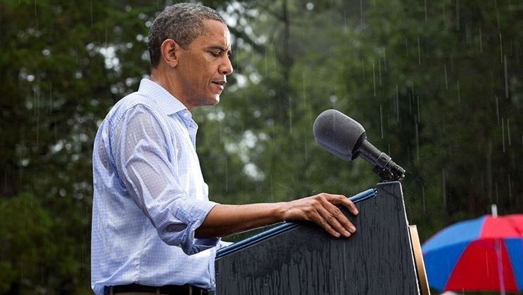 Während einer Rede regnet es wie aus Kübeln - davon lässt sich der Präsident aber nicht beeindrucken.
