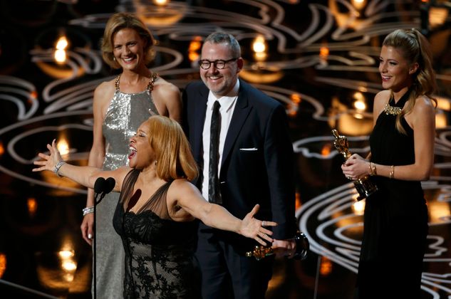Darlene Love sang ihre Freude über den Oscar für den besten Dokumentarfilm heraus, während Morgan Neville und Caitrin Rogers, die Macher von "20 Feet from Stardom", zusahen.