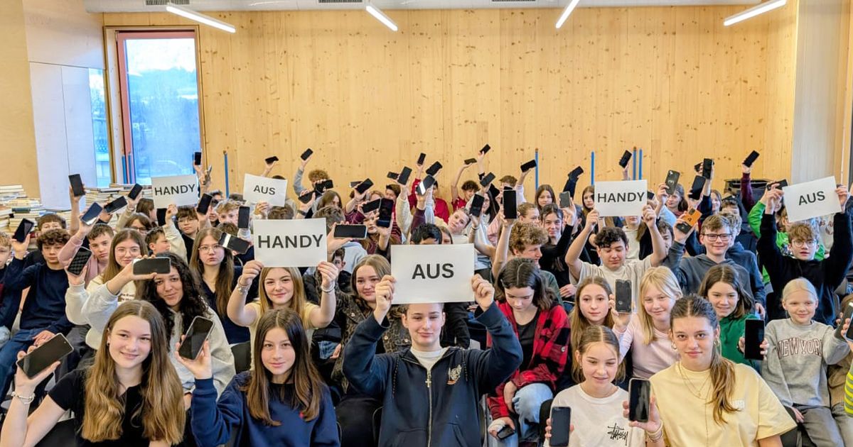Machen-Apps-s-chtig-In-einer-Schwazer-Schule-werden-die-Handys-weggepackt