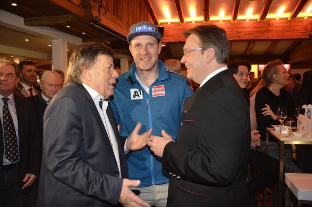 Vertieft ins Gespräch: ÖSV-Präsident Peter Schröcksnadel, Skistar Romed Baumann und LH Günther Platter (v. l.) beim Empfang.