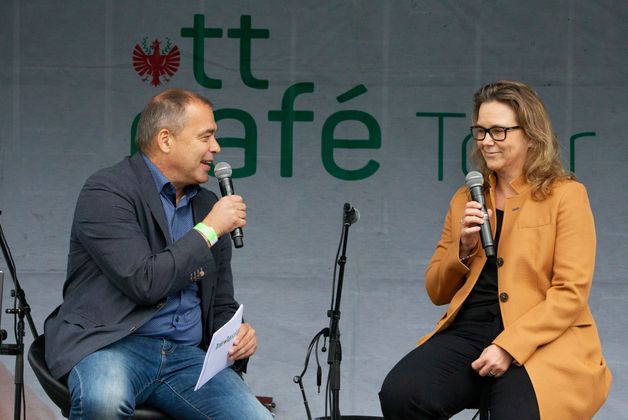 Spannend wie ein Krimi: Katja Tersch, Leiterin des Landeskriminalamts, stand TT-Chefredakteur Alois Vahrner Rede und Antwort.