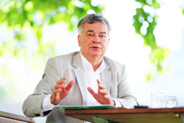 Vizekanzler Werner Kogler von den Grünen nützt ein paar freie Tage, um beim Zugfahren durch Italien und Frankreich Kraft zu tanken.