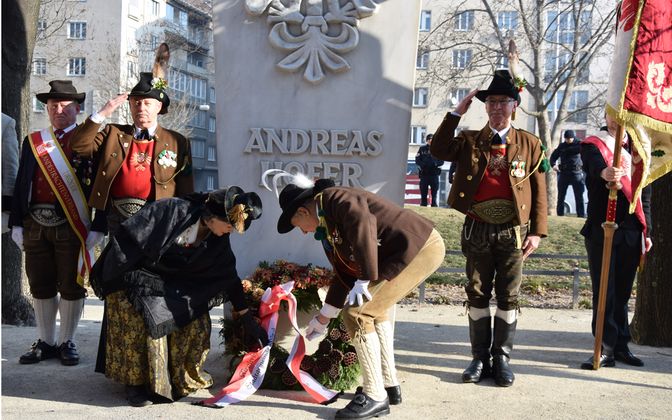 BM Wechner und Tirolerbund-Präsident Pelzer legten am Sonntag einen Kranz nieder.