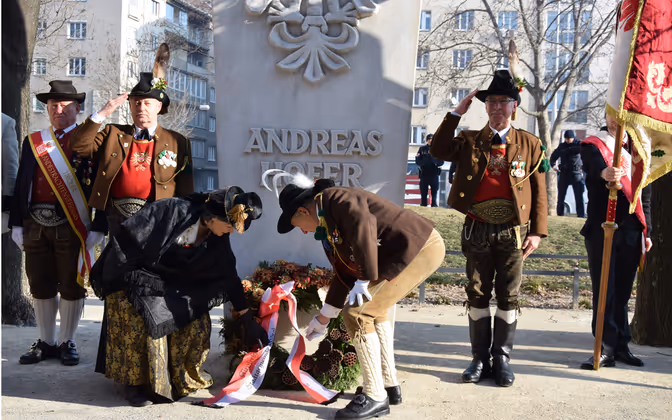 BM Wechner und Tirolerbund-Präsident Pelzer legten am Sonntag einen Kranz nieder.