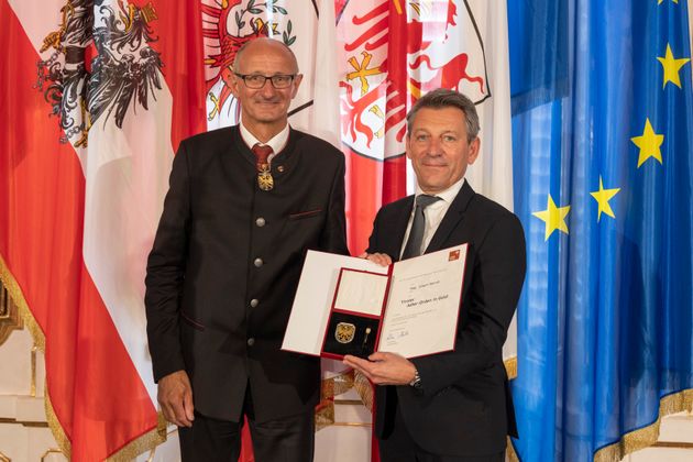Der dritte Tiroler Adler-Orden in Gold ging an Jürgen Meindl, Leiter der Sektion Kunst und Kultur im Bundeskanzleramt, für seine Verdienste um die Tiroler Festspiele in Erl.