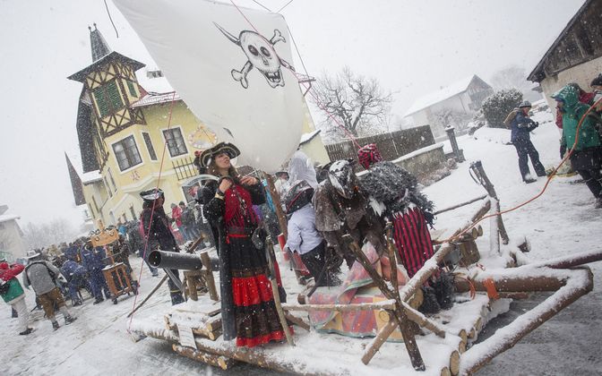 Aus der Karibik segelte ein Piratenschiff ins Milser Schneegestöber.