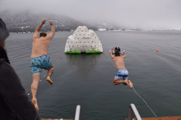 Rund 120 Teilnehmer wagten den Sprung ins eiskalte Nass.