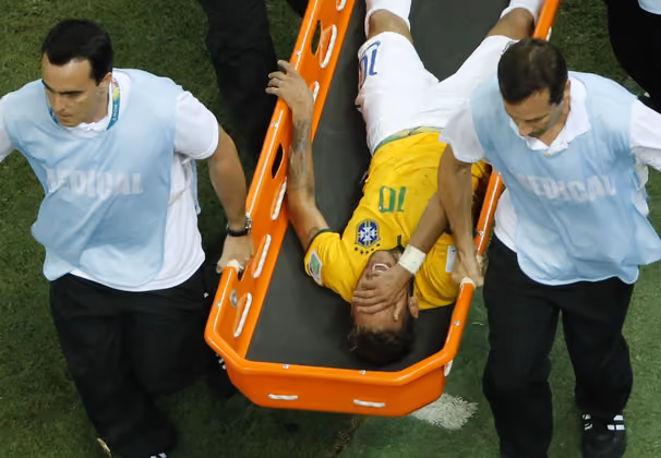 Mit schmerzverzerrtem Gesicht wurde Neymar abtransportiert. Der Brasilianer zog sich einen Lendelwirbelbruch zu.