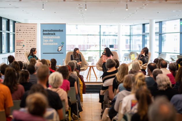 In der Stadtbibliothek Innsbruck wurde über die Situation von Frauen im Iran diskutiert. Am Podium: Die Juristin Shoura Hashemi, die Autorin und Aktivistin Mina Khani und Gilda Sahebi, Autorin von "Unser Schwert ist Liebe - die feministische Revolte im Iran". Es moderierte Süddeutsche-Journalistin Dunja Ramadan.