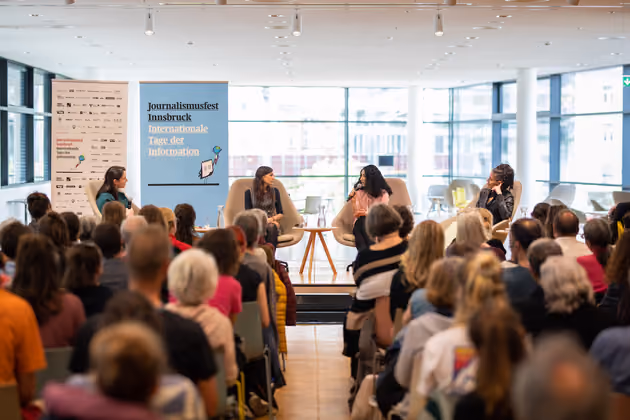 In der Stadtbibliothek Innsbruck wurde über die Situation von Frauen im Iran diskutiert. Am Podium: Die Juristin Shoura Hashemi, die Autorin und Aktivistin Mina Khani und Gilda Sahebi, Autorin von "Unser Schwert ist Liebe - die feministische Revolte im Iran". Es moderierte Süddeutsche-Journalistin Dunja Ramadan.
