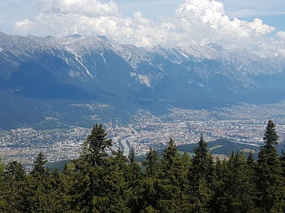 Blick von der Muttereralm auf Innsbruck.