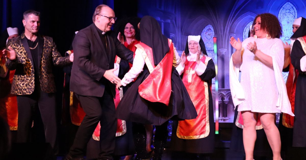 Publikum-tobte-Bischof-Hermann-schwang-mit-den-heiligen-Jungfrauen-das-Tanzbein