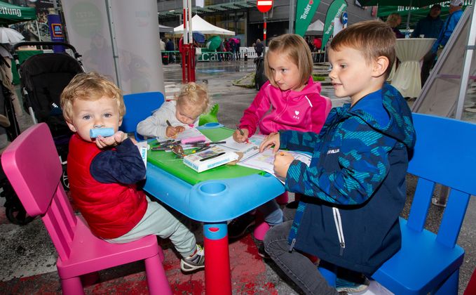 TT-LeserInnen von morgen: Nico, Lorena, Marina und Raphael (von links) machten es sich in der Kinderecke gemütlich.
