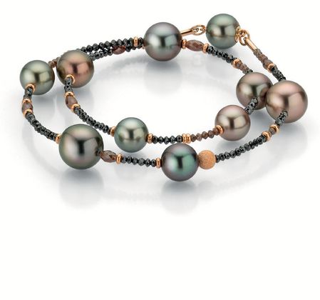 Ein wenig Urlaubs-Ambiente unter dem Weihnachtsbaum gefällig? Wer dieses Armband namens „Gellner“, zu finden bei Juwelier Winkler in Landeck und Serfaus, verschenkt, sorgt dafür, denn dafür wurden Tahiti-Zuchtperlen verarbeitet. 