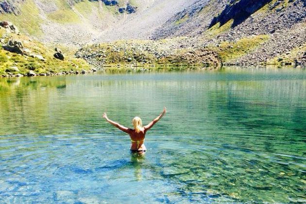 Ein Bad im traumhaften Plenderlesee auf der 3-Seen-Wanderung im Kühtai.