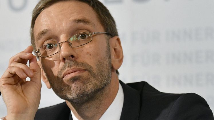 "Statt Grüne Alternative sollten sie sich in Grüne Naive umbenennen." – FPÖ-Klubchef Herbert Kickl sieht den Juniorregierungspartner "gerupft".