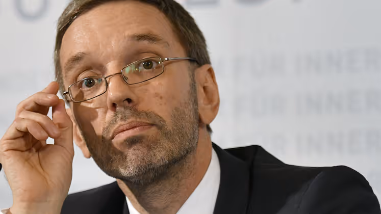 "Statt Grüne Alternative sollten sie sich in Grüne Naive umbenennen." – FPÖ-Klubchef Herbert Kickl sieht den Juniorregierungspartner "gerupft".