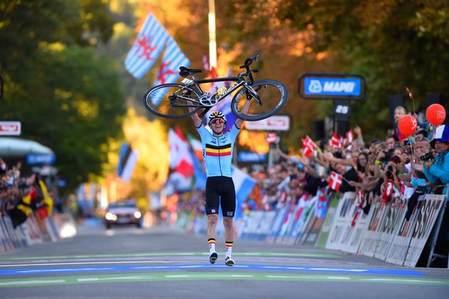 Und dann kürte sich der Belgier eindrucksvoll erneut zum Weltmeister. Im Ziel bot Evenepoel eine tolle Show, als er am Zielstrich vom Rad stieg, zu Fuß das Ziel überquerte und den tausenden Zuschauer einheizte.