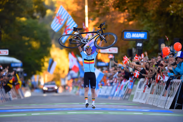 Und dann kürte sich der Belgier eindrucksvoll erneut zum Weltmeister. Im Ziel bot Evenepoel eine tolle Show, als er am Zielstrich vom Rad stieg, zu Fuß das Ziel überquerte und den tausenden Zuschauer einheizte.