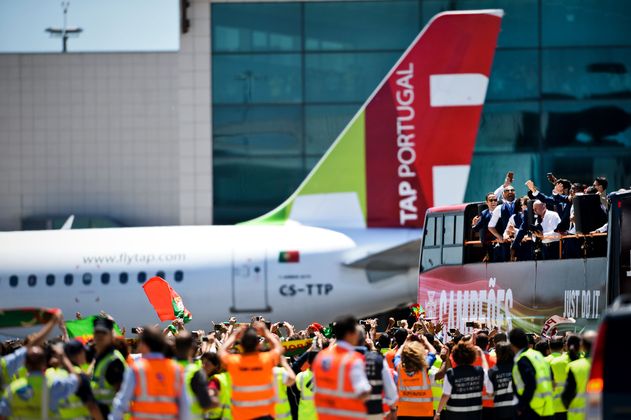 Bereits am Flughafen jubelten unzählige Fans ihren Helden zu.