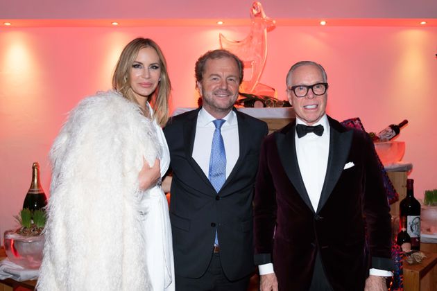 Hotel-Kitzhof-Direktor Johannes Mitterer mit dem Modedesigner Tommy Hilfiger (r.) und Ehefrau Dee bei der Hummerparty.