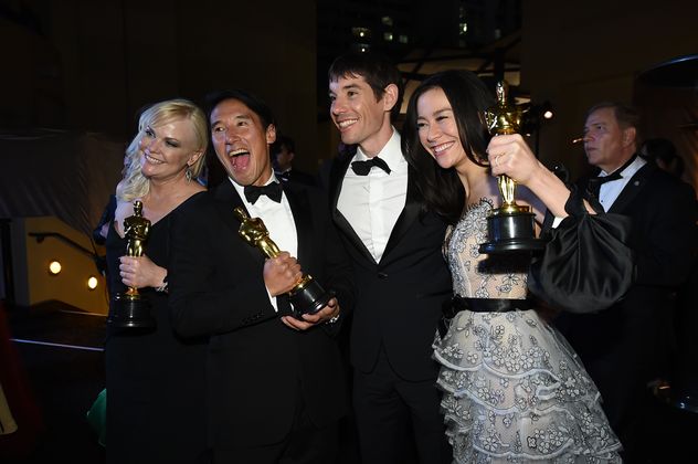 Strahlende Dokumentarfilmer: Elizabeth Chai Vasarhelyi (l), Alex Honnold (2.v.r) und Jimmy Chin freuten sich über den Oscar für "Free Solo".