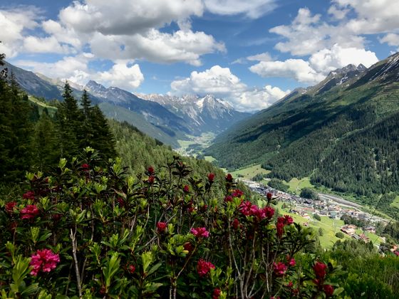 Der Bild zeigt St. Anton am Arlberg und das Stanzertal.