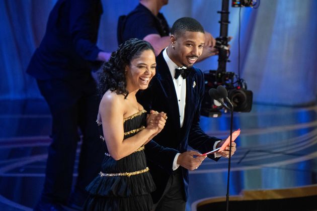 Allein für die Tatsache, dass ihr Kleid von Chanel war, verdient Tessa Thompson eine Würdigung. Viele hätten mit mehr Hommage an Karl Lagerfeld gerechnet.