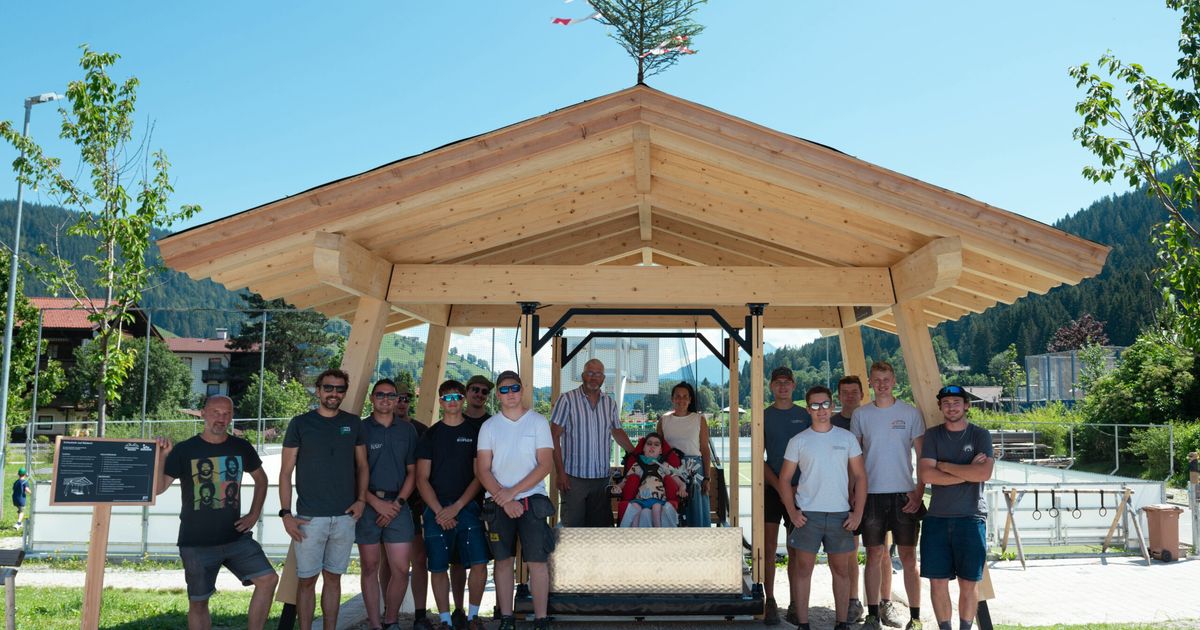 Sch-ler-aus-Absam-bauten-Rollstuhlschaukel-in-der-Wildsch-nau