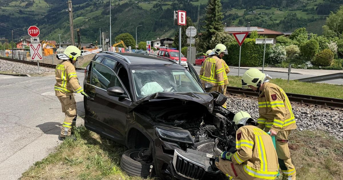 Auto-kollidierte-mit-Zillertalbahn-Insassen-hatten-gro-es-Gl-ck