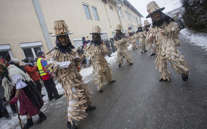 Prachtvoll: Das Gewand der "Klötzler" ist mit Hunderten lose aufgenähten Holzplättchen besetzt.