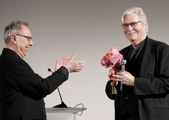 Peter Simonischek nahm 2018 von Berlinale Director Dieter Kosslick die "Berlinale Camera" für den tschechischen Regisseur Jiri Menzel entgegen.