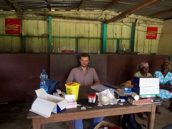 Der Tiroler Felix Lötsch (24) ist nach seinem Medizinstudium für ein Jahr als Zivildiener nach Gabun in Afrika gegangen. Dort arbeitet er für das Centre de Recherches Médicales de Lambaréné. Es geht zurück auf Albert Schweitzer, der 1913 in Gabun das Hospital gründete.
