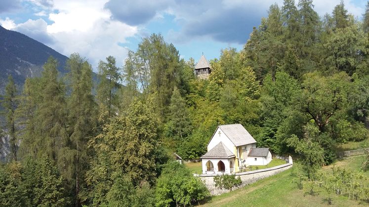 Obsaurer Kirchlein mit Römerturm.