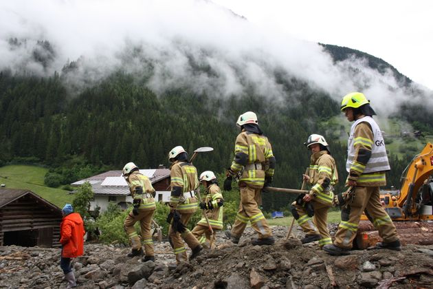 Die Feuerwehr ist mit Hunderten Mitarbeitern vor Ort.