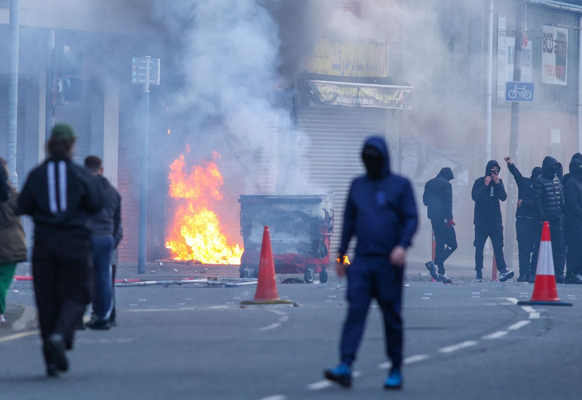 Randalierer in Belfast auf der Jagd nach Ausländern: Autos u