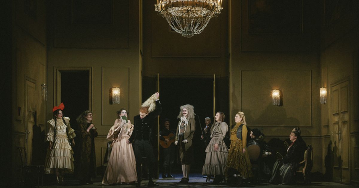 Auch-in-den-schattigen-Ecken-strahlt-es-Triumphaler-Talisman-am-Landestheater