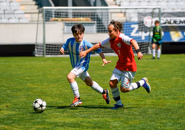 Im Kampf um jeden Zentimeter und Platz drei behielt die SPG Rietz/Stams (weiß-blau) gegen den SV Wörgl (rot-weiß) die Oberhand. 